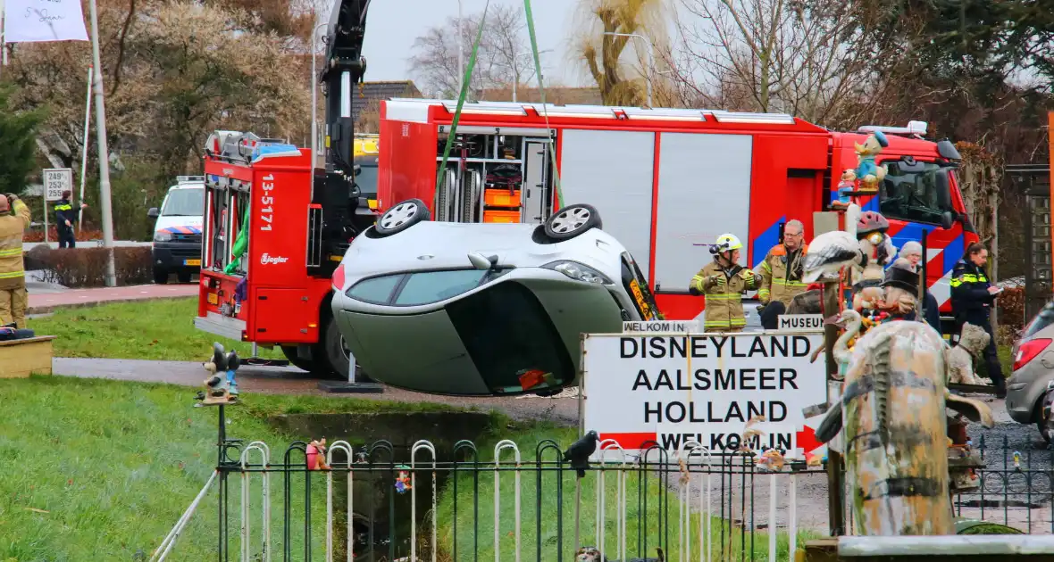 Brandweer takelt auto uit greppel - Foto 3