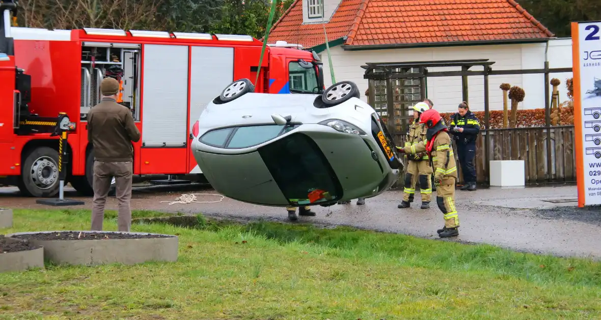 Brandweer takelt auto uit greppel - Foto 4