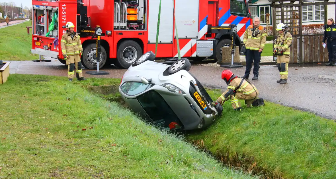 Brandweer takelt auto uit greppel - Foto 5