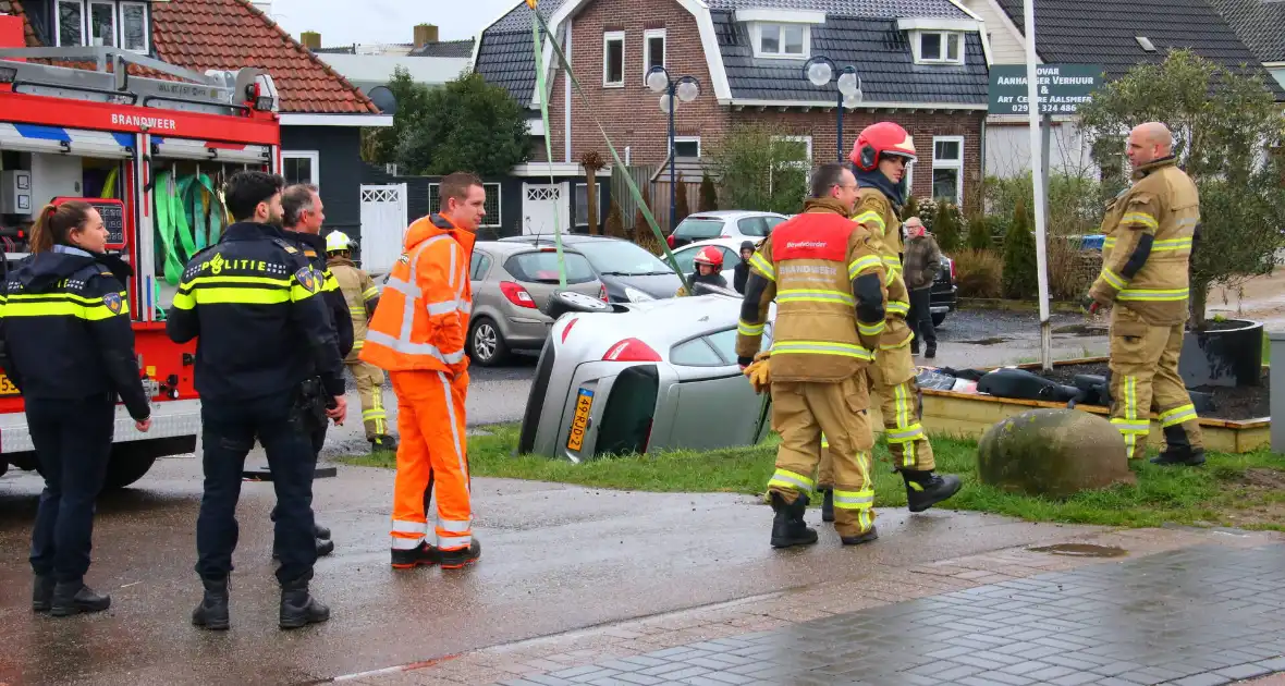 Brandweer takelt auto uit greppel - Foto 7