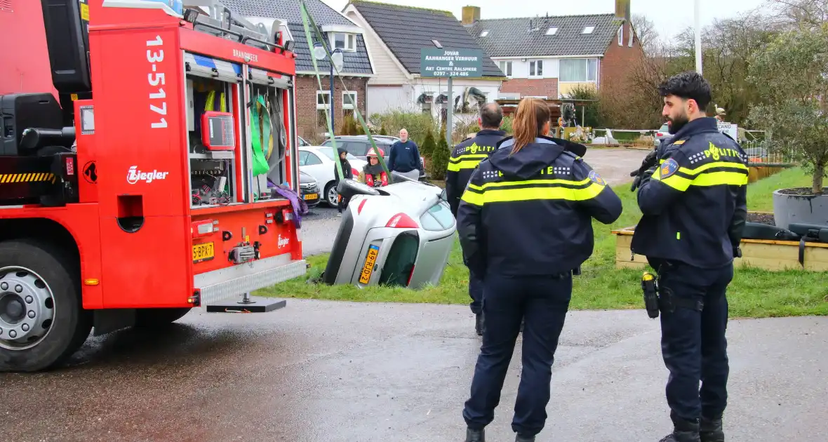 Brandweer takelt auto uit greppel - Foto 8