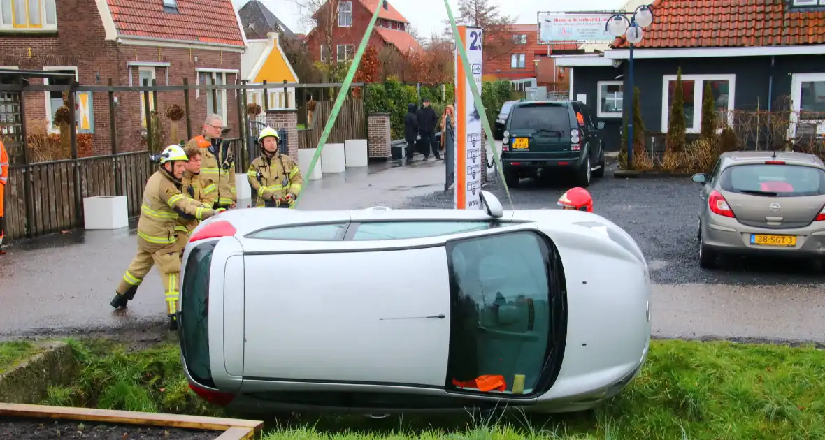 Brandweer takelt auto uit greppel - Foto 9