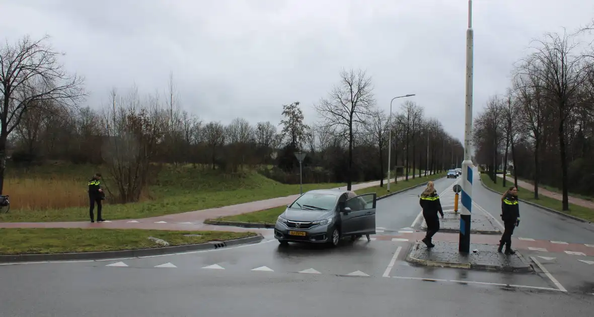 Overstekende fietsster gewond bij aanrijding op rotonde