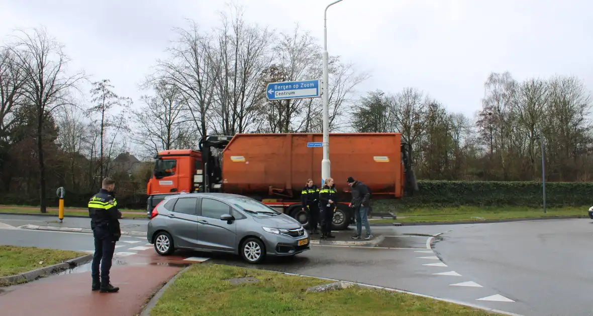 Overstekende fietsster gewond bij aanrijding op rotonde - Foto 1