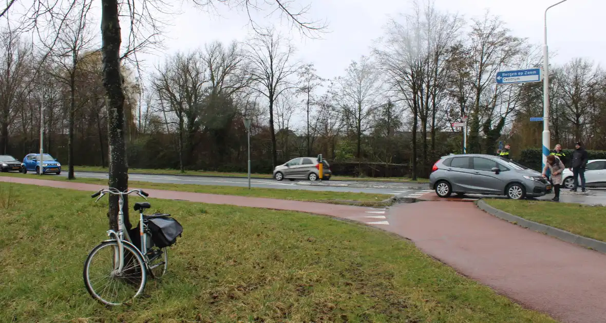 Overstekende fietsster gewond bij aanrijding op rotonde - Foto 2