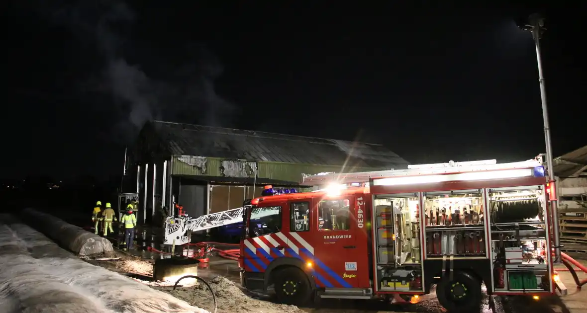 Grote brand in loods met auto's