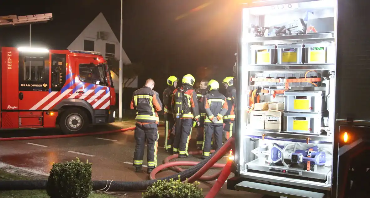 Grote brand in loods met auto's - Foto 3