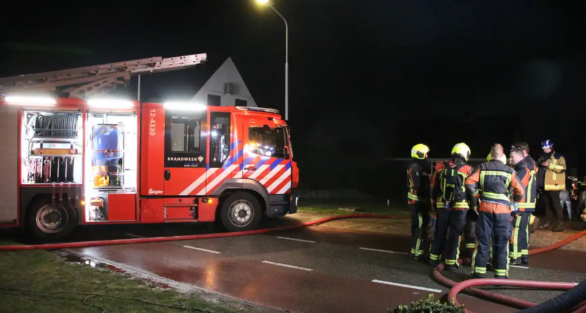 Grote brand in loods met auto's - Foto 4