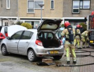 Brand in kofferbak van geparkeerde auto