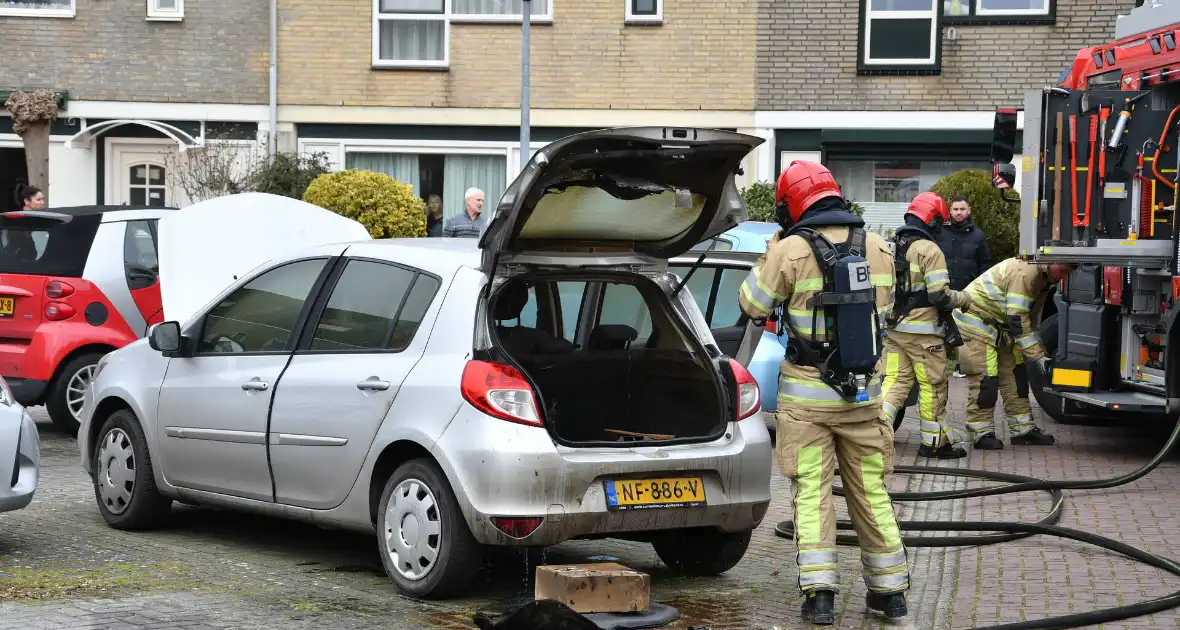 Brand in kofferbak van geparkeerde auto