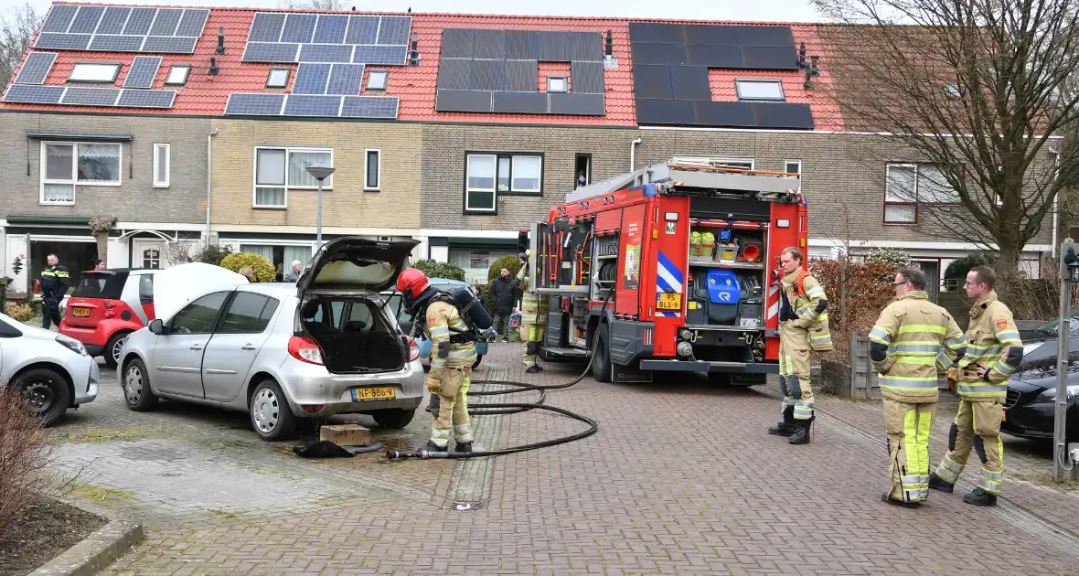 Brand in kofferbak van geparkeerde auto - Foto 1