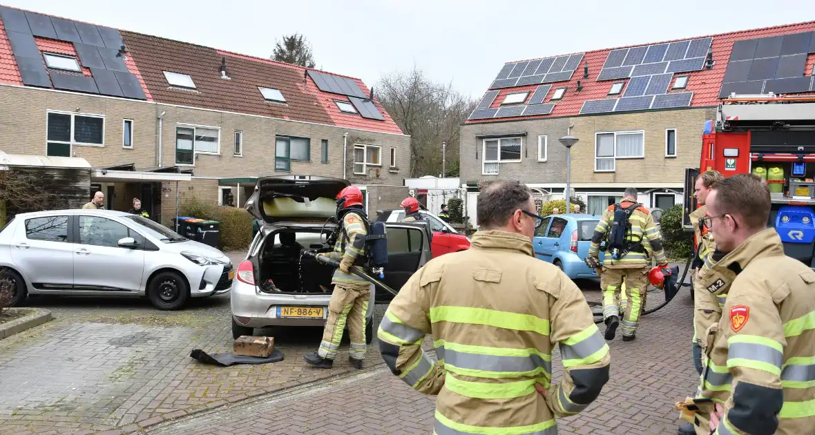 Brand in kofferbak van geparkeerde auto - Foto 2