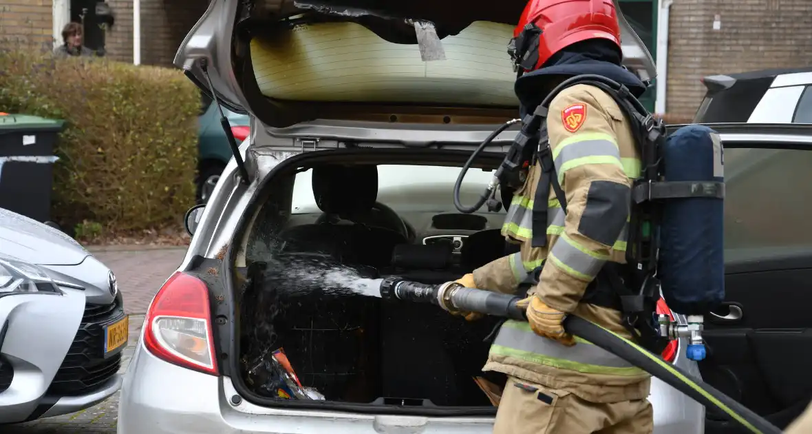 Brand in kofferbak van geparkeerde auto - Foto 3
