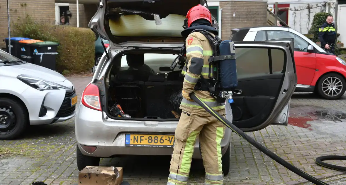 Brand in kofferbak van geparkeerde auto - Foto 5