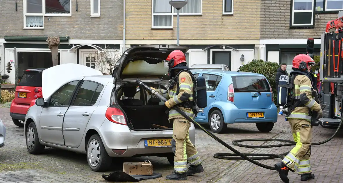 Brand in kofferbak van geparkeerde auto - Foto 6