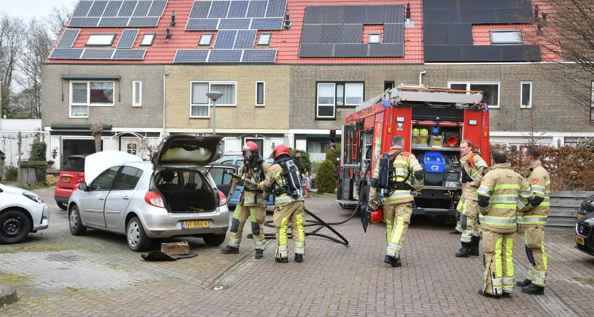 Brand in kofferbak van geparkeerde auto - Foto 7