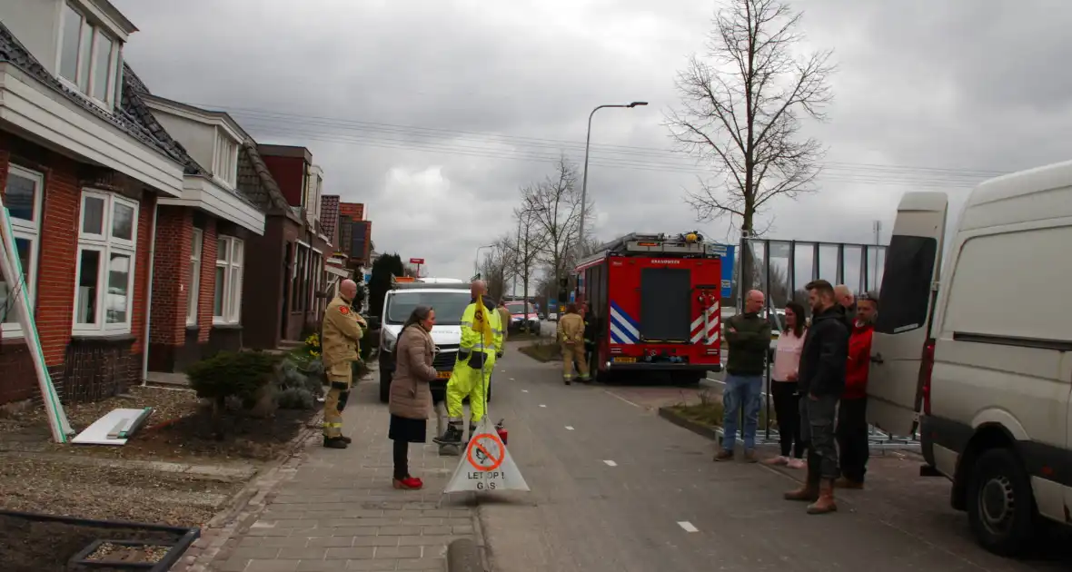 Monteurs en brandweer doen onderzoek naar gaslekkage