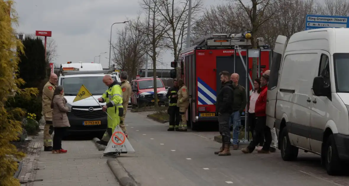 Monteurs en brandweer doen onderzoek naar gaslekkage - Foto 1