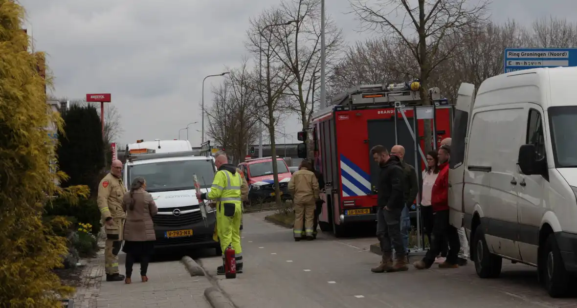 Monteurs en brandweer doen onderzoek naar gaslekkage - Foto 2