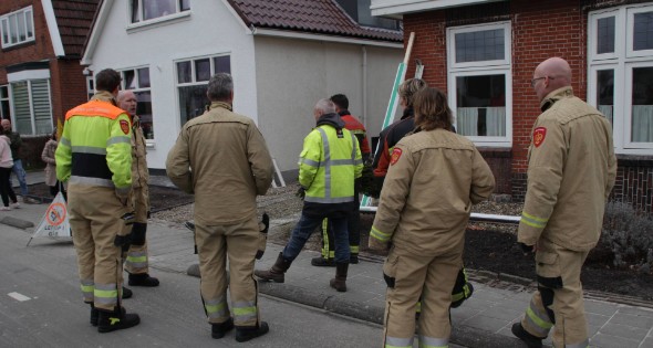 Monteurs en brandweer doen onderzoek naar gaslekkage - Afbeelding 3