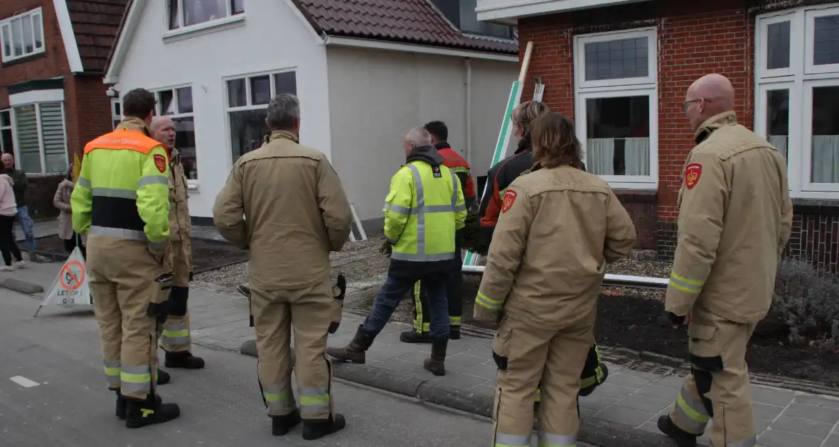 Monteurs en brandweer doen onderzoek naar gaslekkage - Foto 3