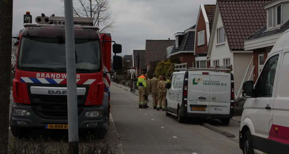 Monteurs en brandweer doen onderzoek naar gaslekkage - Foto 4