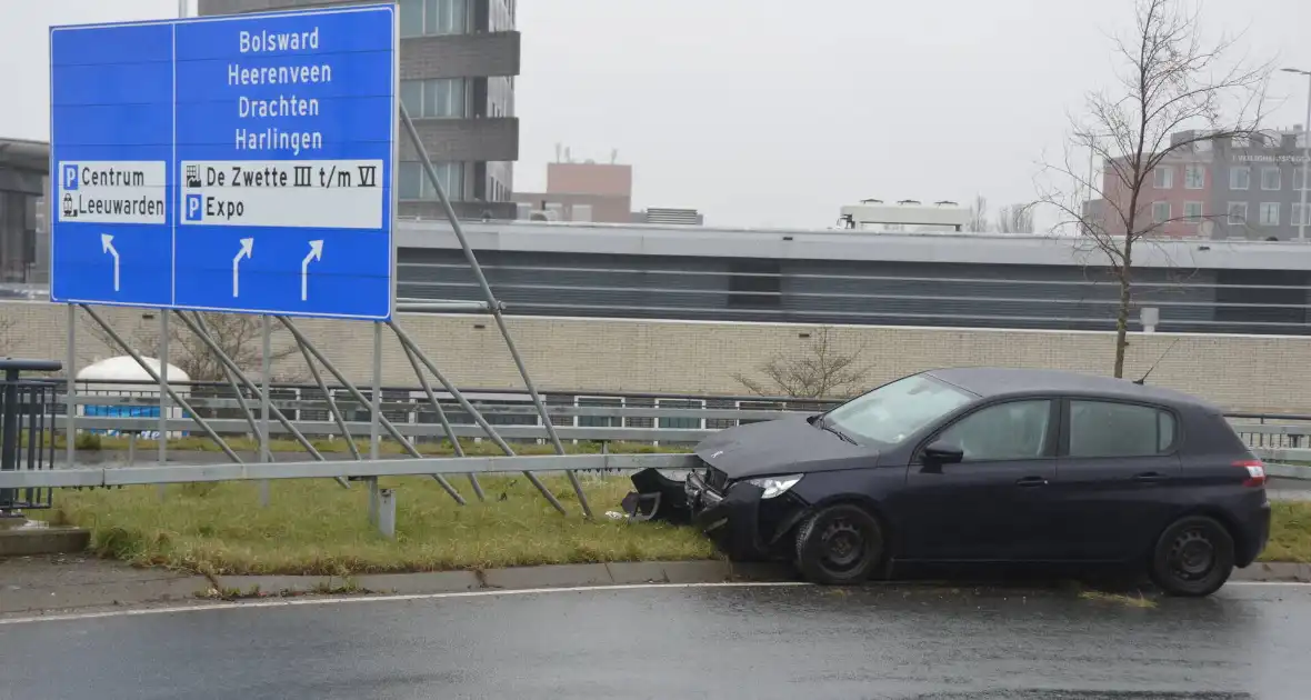 Automobilist eindigt tegen vangrails - Foto 2