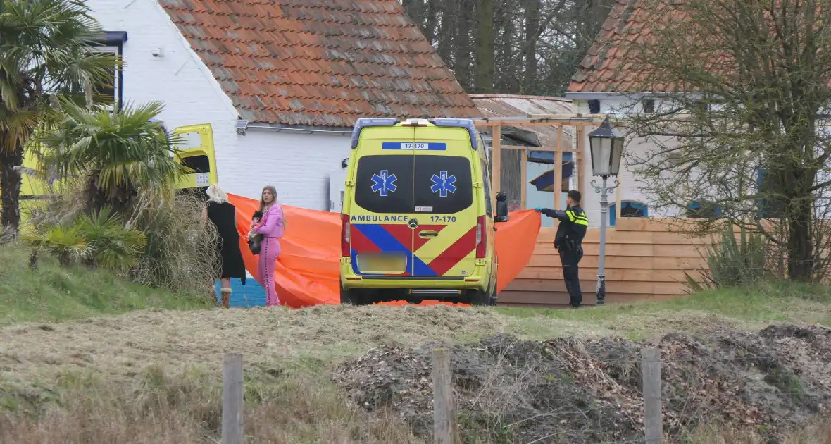 Persoon overleden na incident bij woning - Foto 2