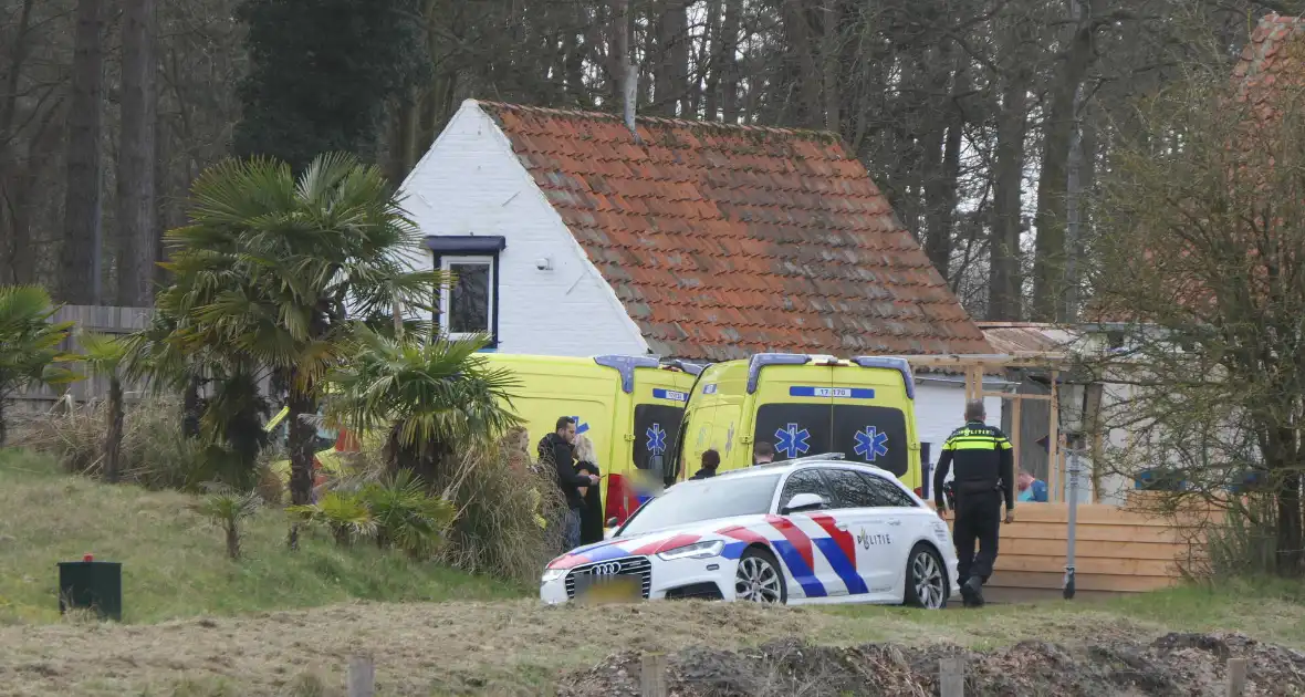 Persoon overleden na incident bij woning - Foto 3