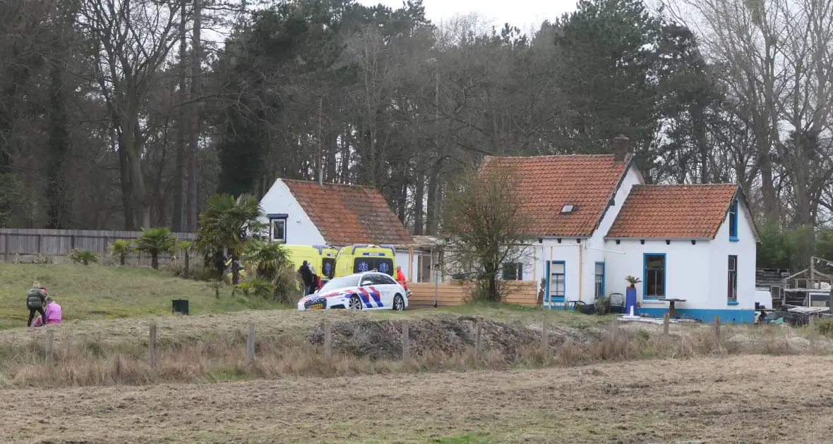 Persoon overleden na incident bij woning - Foto 6