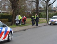 Scooterrijder raakt van de weg en haalt nat pak