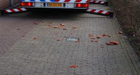 Rondvliegende dakpannen vallen op fietspad - Afbeelding 14