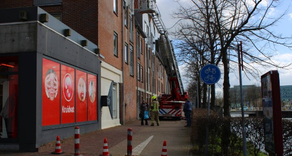 Rondvliegende dakpannen vallen op fietspad - Afbeelding 15