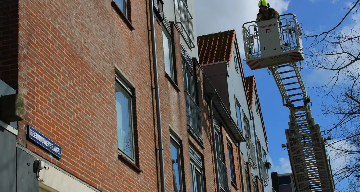 Rondvliegende dakpannen vallen op fietspad - Foto 4