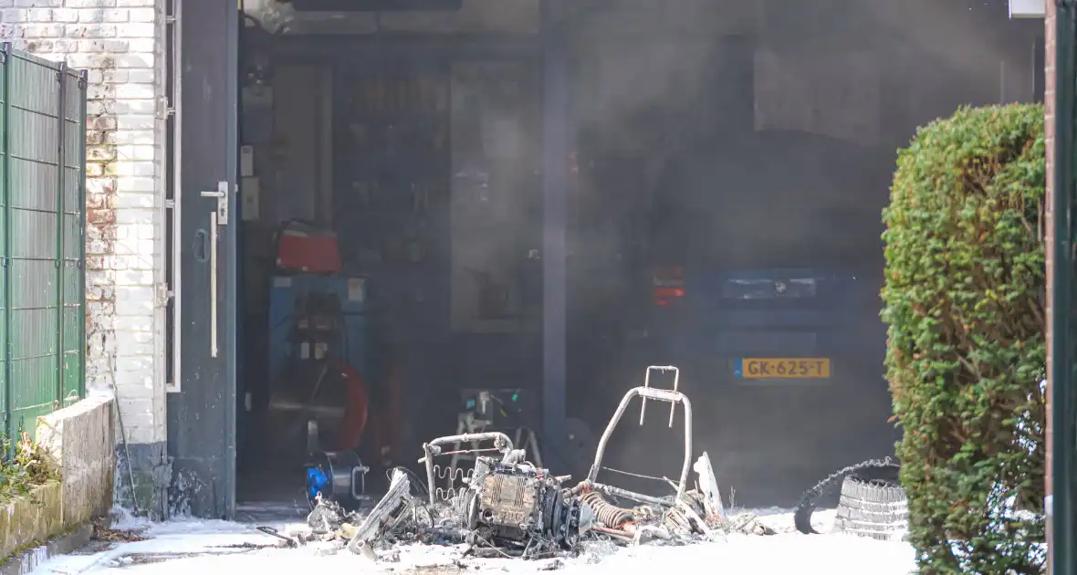 Brommobile vliegt bij garage Militant in brand - Foto 4