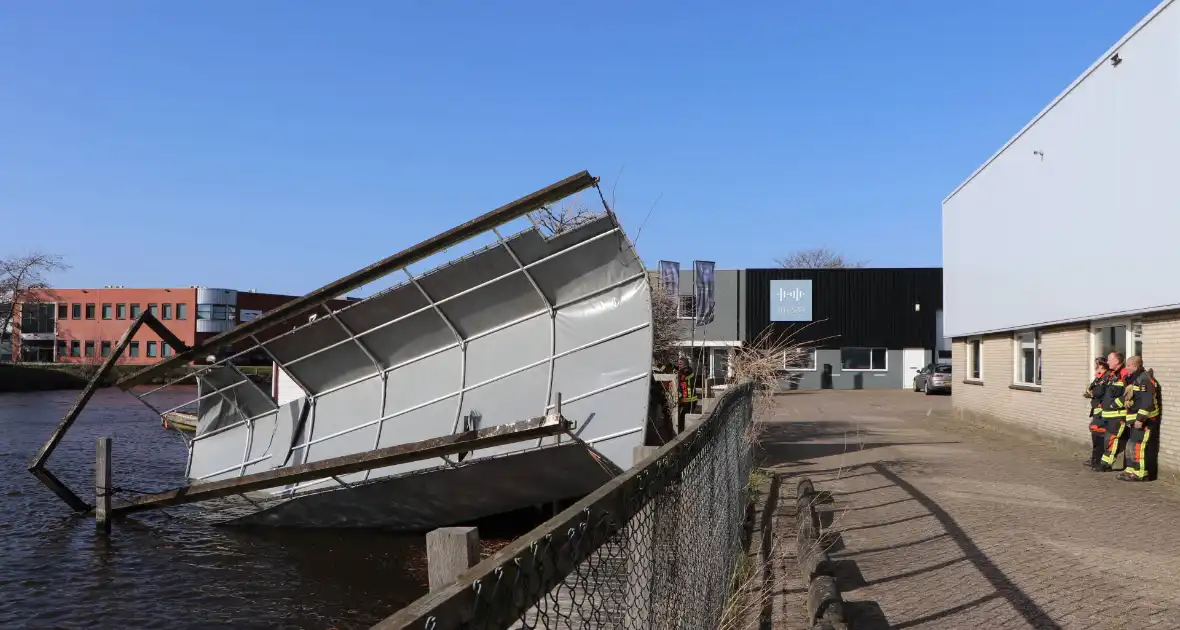 Dak van botenhuis belandt in water - Foto 2