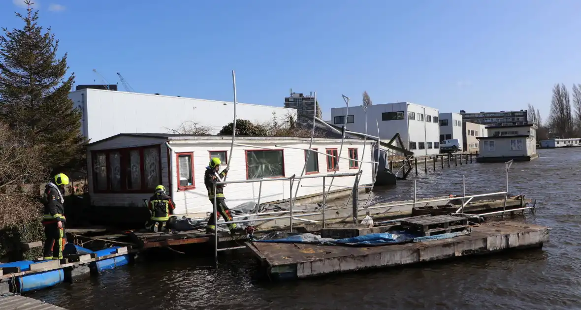 Dak van botenhuis belandt in water - Foto 5
