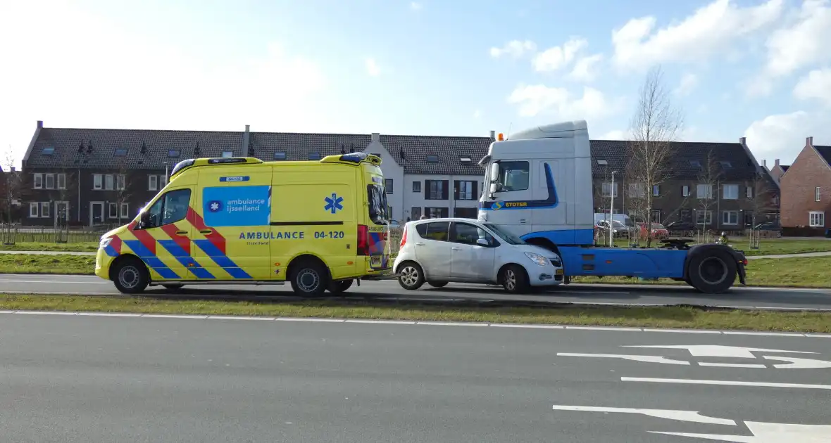 Vrachtwagen en personenwagen botsen met elkaar