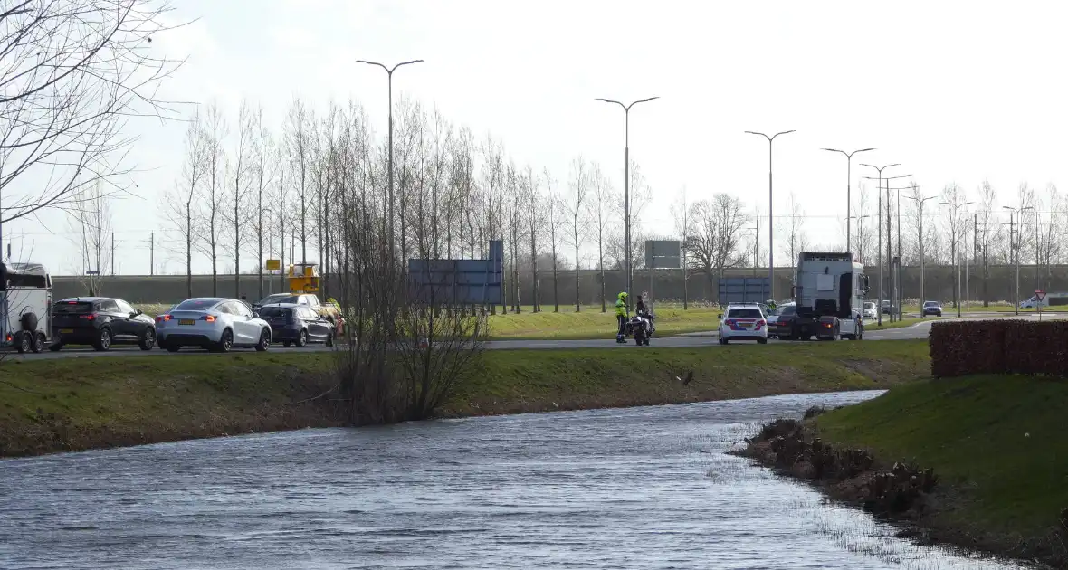 Vrachtwagen en personenwagen botsen met elkaar - Foto 1