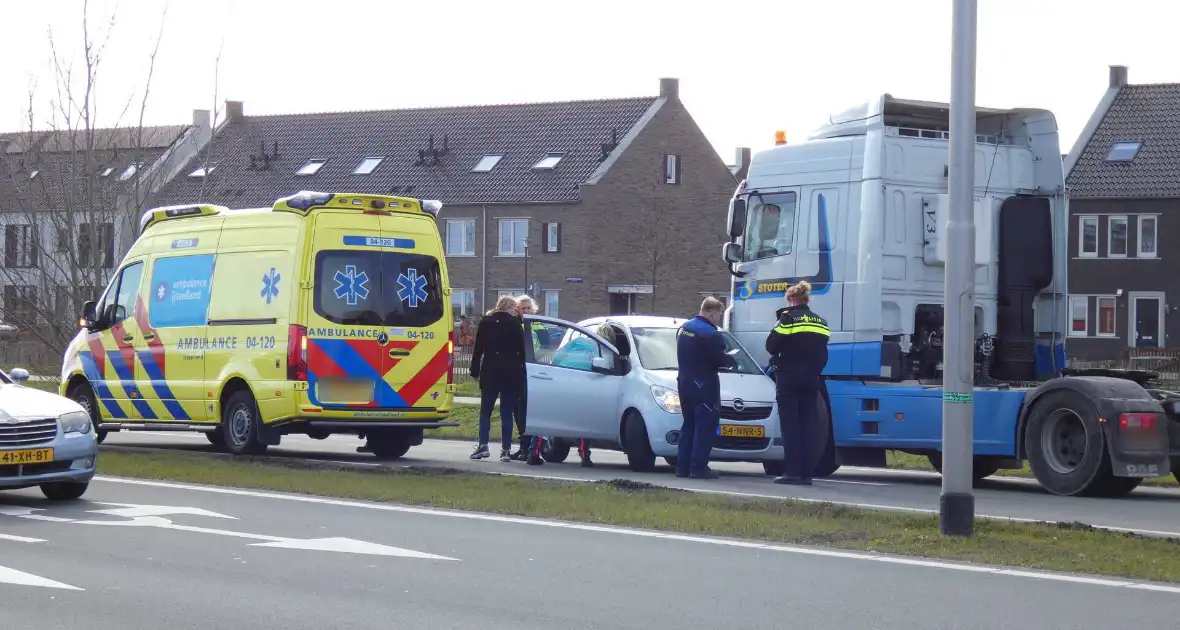 Vrachtwagen en personenwagen botsen met elkaar - Foto 2