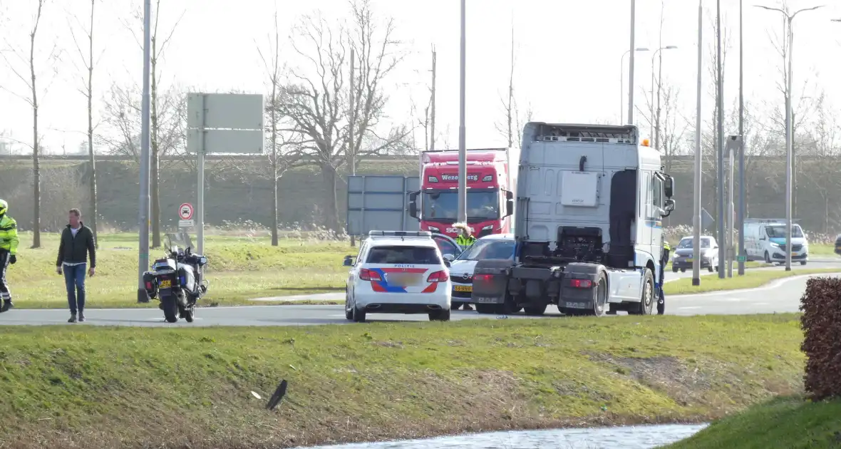 Vrachtwagen en personenwagen botsen met elkaar - Foto 3