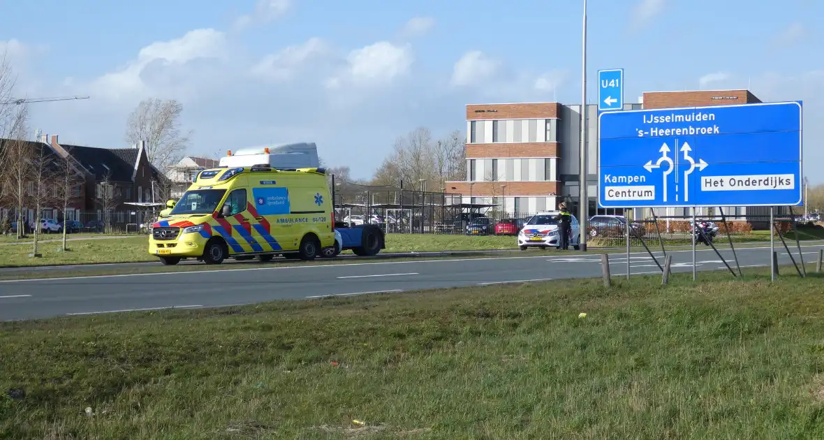 Vrachtwagen en personenwagen botsen met elkaar - Foto 4