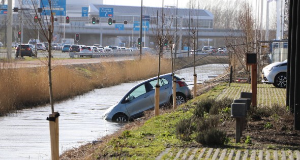 Auto belandt in sloot na vergeten handrem - Afbeelding 1