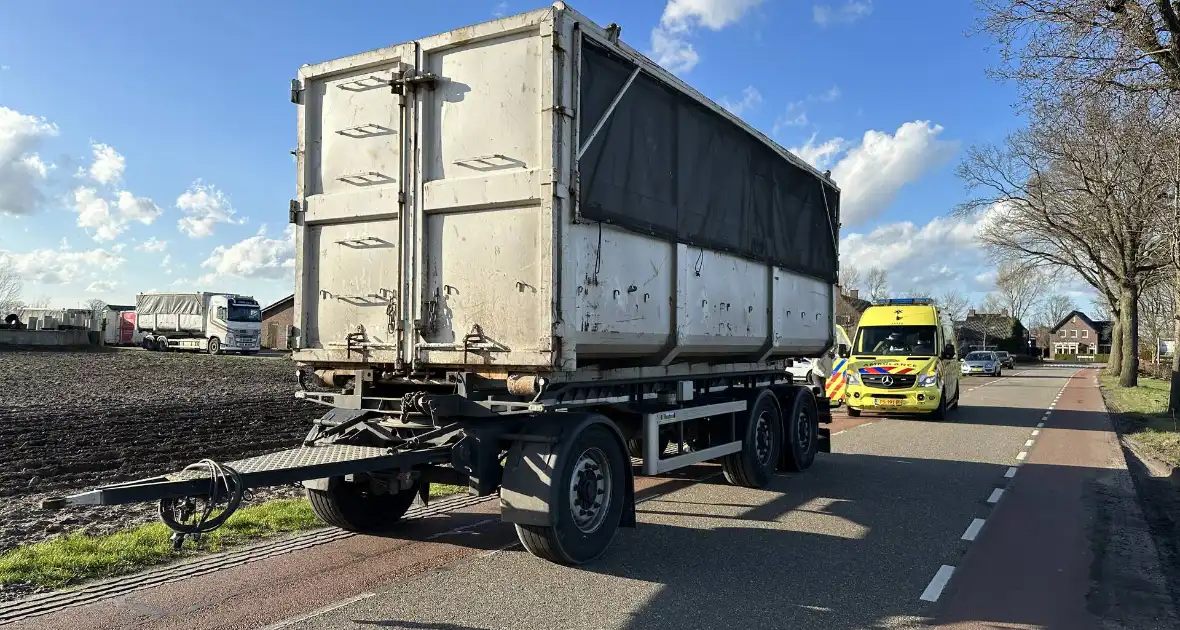 Meisje op fiets botst tegen aanhanger van vrachtwagen