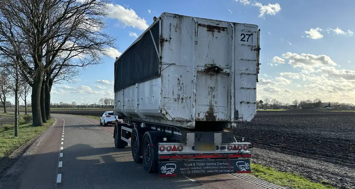 Meisje op fiets botst tegen aanhanger van vrachtwagen - Foto 1