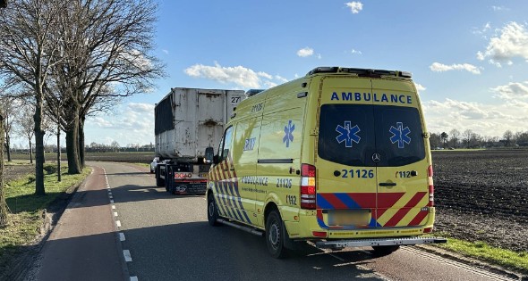 Meisje op fiets botst tegen aanhanger van vrachtwagen - Afbeelding 2