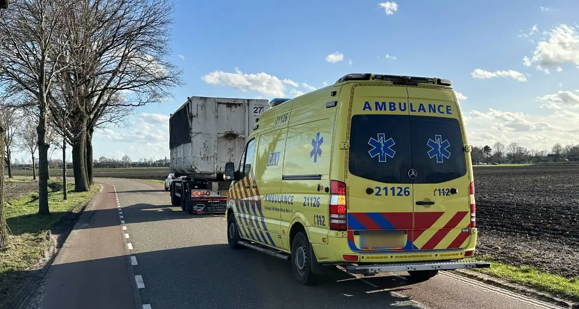 Meisje op fiets botst tegen aanhanger van vrachtwagen - Foto 2