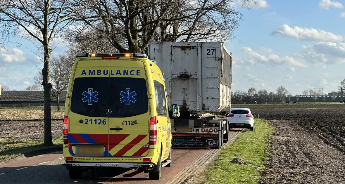 Meisje op fiets botst tegen aanhanger van vrachtwagen - Foto 3