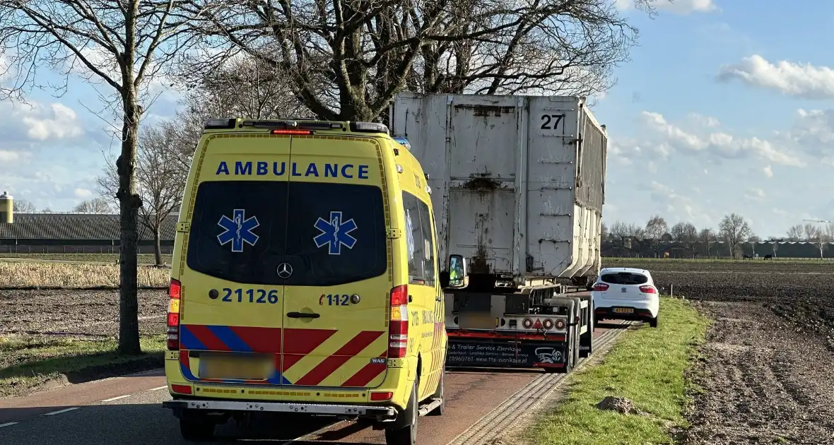 Meisje op fiets botst tegen aanhanger van vrachtwagen - Foto 4