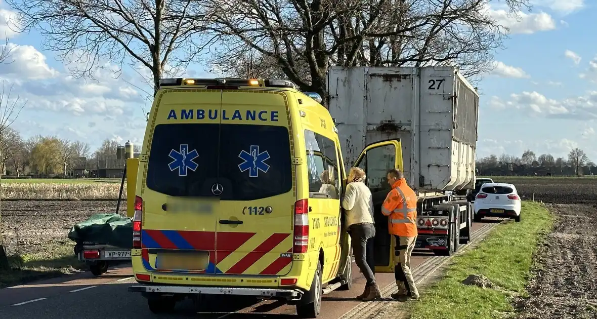 Meisje op fiets botst tegen aanhanger van vrachtwagen - Foto 5